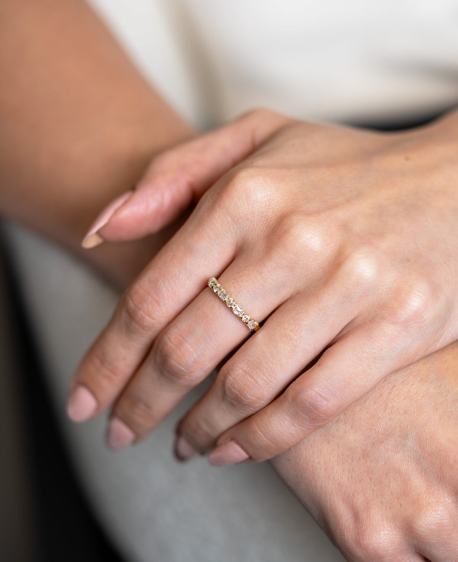 Alternating Emerald & Round Brilliant Diamond Wedding Band