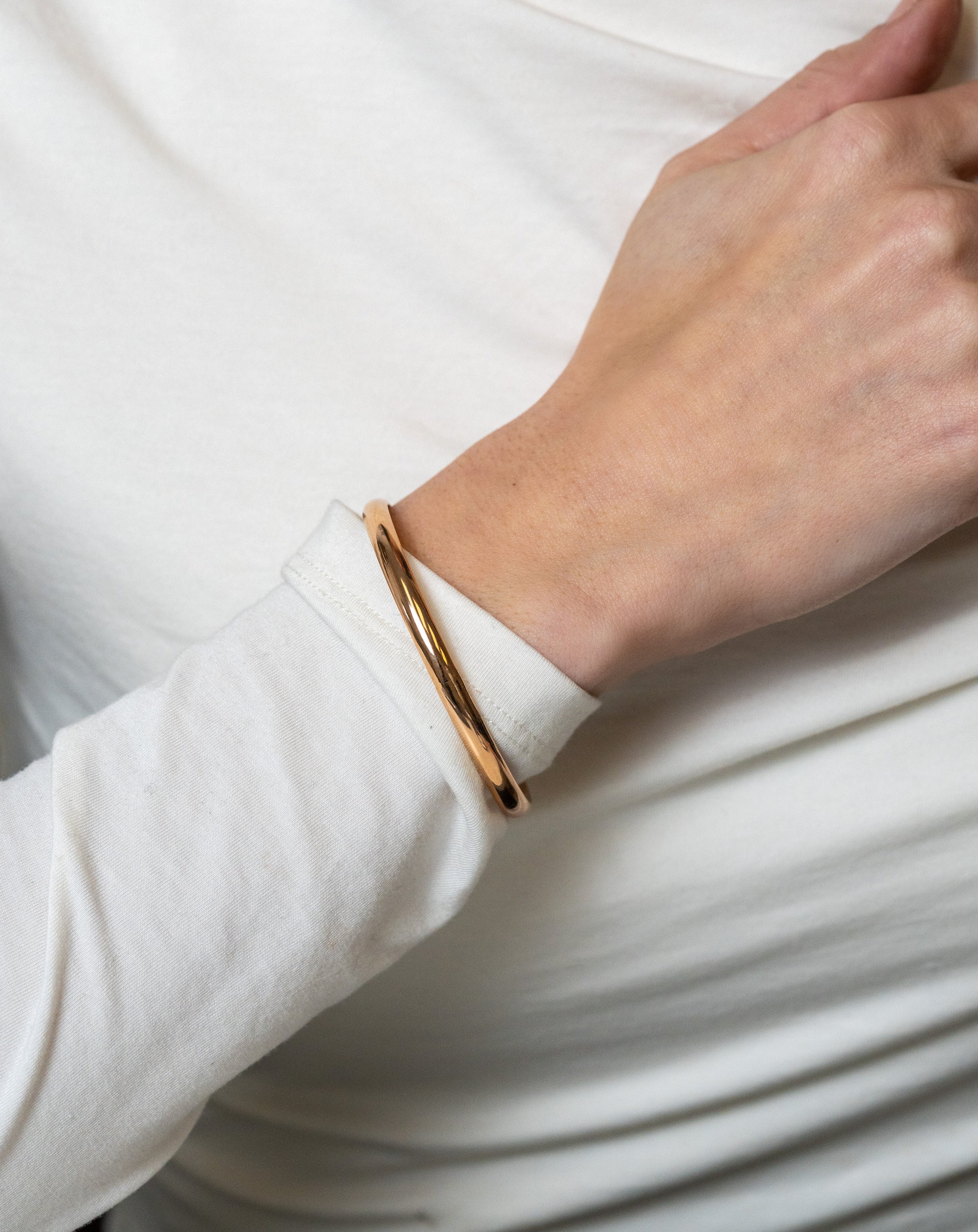 Classic Hinged All-Gold Bangle - Skeie's Jewelers