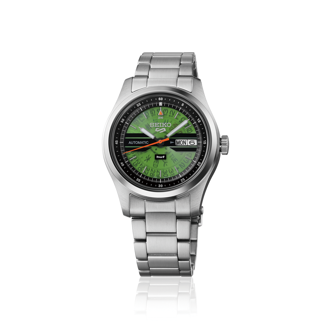 A Seiko 5 Sports SRPM09 automatic watch, showcasing its 42.5mm stainless steel case, a rich forest green dial with a day-date window, a matching green elapsed-time bezel, a 4 o'clock crown, and a steel link bracelet.