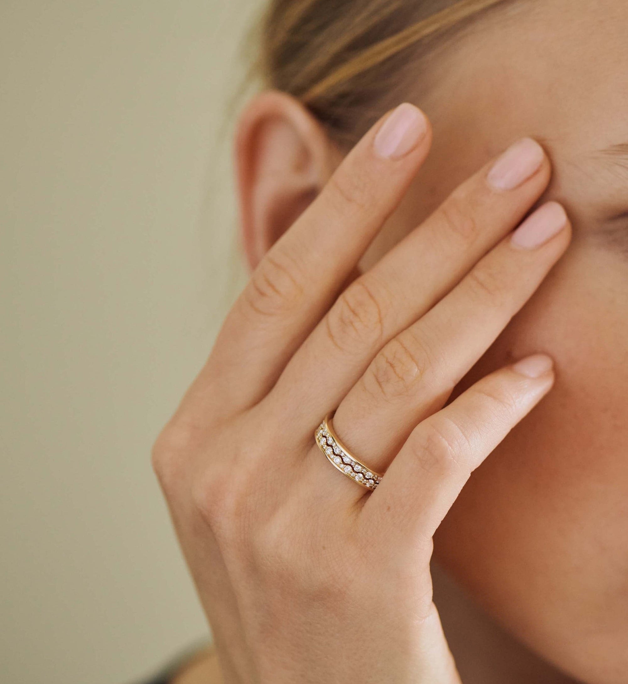 18K Gold Diamond Offset Band Ring - Skeie's Legacy Collection - Skeie's Jewelers